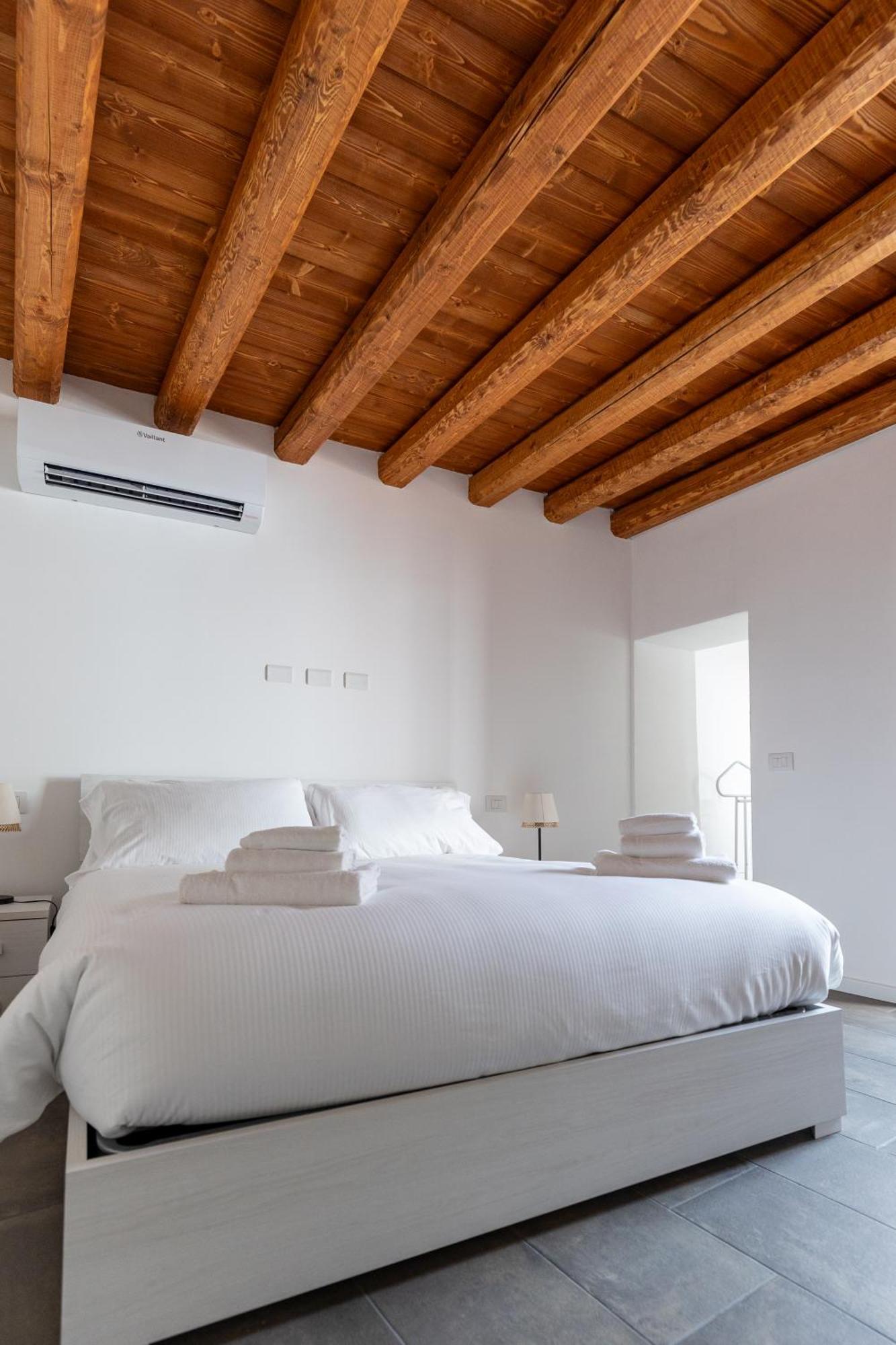 Piazza Del Lago Suites Menaggio Exterior photo